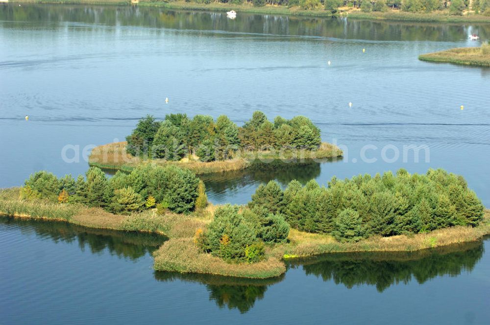 Aerial photograph Niegripp - Blick auf Inseln im Niegripper See. Niegripp ist ein Ortsteil der Kreisstadt Burg und liegt sieben Kilometer von Burg entfernt. Der See hat eine Fläche von 120 Hektar und wird als Naherholungsgebiet genutzt.