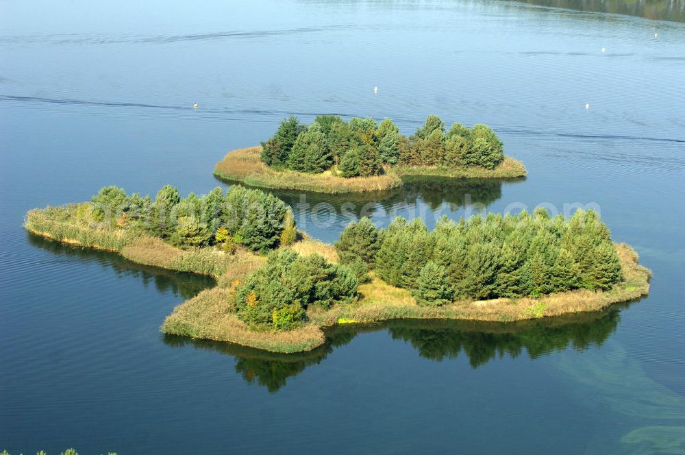 Niegripp from above - Blick auf Inseln im Niegripper See. Niegripp ist ein Ortsteil der Kreisstadt Burg und liegt sieben Kilometer von Burg entfernt. Der See hat eine Fläche von 120 Hektar und wird als Naherholungsgebiet genutzt.