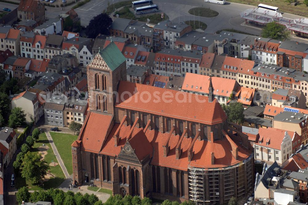 Aerial photograph Wismar - Blick auf die Nikolaikirche. Die Kirche St. Nikolai von Wismar wurde von 1381 bis 1487 als Kirche der Seefahrer und Fischer erbaut. Sie gilt als Meisterwerk der Spätgotik im nordeuropäischen Raum. Die Nikolaikirche ist als Teil der Wismarer Altstadt seit 2002 auf der Liste des UNESCO-Weltkulturerbes verzeichnet. Sie ist die Kirche der Kirchgemeinde St. Nikolai im Kirchenkreis Wismar der Evangelisch-Lutherischen Landeskirche Mecklenburgs. Zur Zeit befindet sie sich im Wiederaufbau, bzw. bemüht man sich um die Restaurierung und Bestandssicherung.