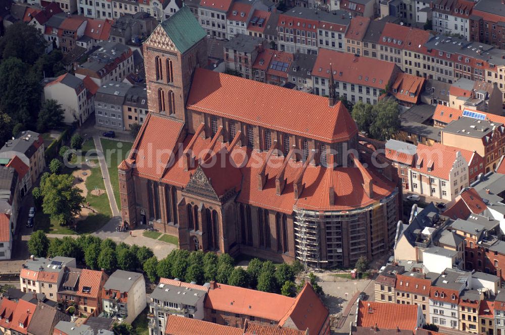 Wismar from above - Blick auf die Nikolaikirche. Die Kirche St. Nikolai von Wismar wurde von 1381 bis 1487 als Kirche der Seefahrer und Fischer erbaut. Sie gilt als Meisterwerk der Spätgotik im nordeuropäischen Raum. Die Nikolaikirche ist als Teil der Wismarer Altstadt seit 2002 auf der Liste des UNESCO-Weltkulturerbes verzeichnet. Sie ist die Kirche der Kirchgemeinde St. Nikolai im Kirchenkreis Wismar der Evangelisch-Lutherischen Landeskirche Mecklenburgs. Zur Zeit befindet sie sich im Wiederaufbau, bzw. bemüht man sich um die Restaurierung und Bestandssicherung.