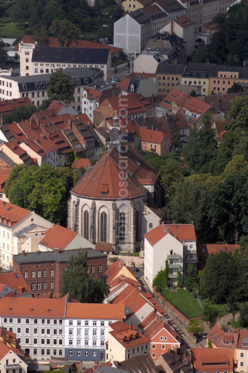 Görlitz from the bird's eye view: Blick auf die Nikolaikirche in Görlitz. Die Nikolaikirche ist die älteste Kirchengründung von Görlitz und war bis 1372 Hauptkirche der Stadt. 1925 wurde der Innenraum im Stil des Expressionismus zur Gedächtnisstätte der Gefallenen des Ersten Weltkrieges ausgebaut. Die Kirche dient heute als Ausstellungsgebäude.