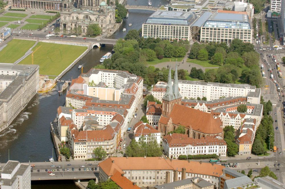 Berlin from above - Blick vom Nikolaiviertel mit der Nikolaikirche im Zentrum über das Marx-Engels-Forum und die Spree auf den Berliner Dom und das DomAquarée in Berlin-Mitte. Die Nikolaikirche wurde im 13. Jahrhundert errichtet. Als älteste Berliner Kirche dient sie heute als Museum und Veranstaltungsort. Das DomAquarée bietet eine Verbindung von Hotels, Geschäften und kulturellen Angeboten in der Innenstadt von Berlin. View to the city center of Berlin with the Nikolai-district, the Marx-Engels-Forum, the river Spree and the DomAquarée.