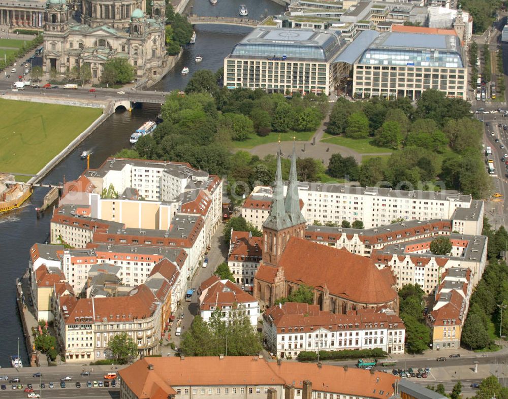 Berlin from the bird's eye view: Blick vom Nikolaiviertel mit der Nikolaikirche im Zentrum über das Marx-Engels-Forum und die Spree auf den Berliner Dom und das DomAquarée in Berlin-Mitte. Die Nikolaikirche wurde im 13. Jahrhundert errichtet. Als älteste Berliner Kirche dient sie heute als Museum und Veranstaltungsort. Das DomAquarée bietet eine Verbindung von Hotels, Geschäften und kulturellen Angeboten in der Innenstadt von Berlin. View to the city center of Berlin with the Nikolai-district, the Marx-Engels-Forum, the river Spree and the DomAquarée.