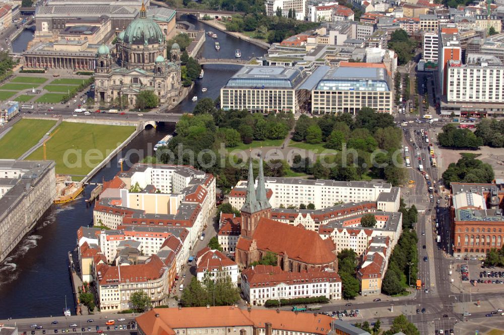 Aerial image Berlin - Blick vom Nikolaiviertel mit der Nikolaikirche im Zentrum über das Marx-Engels-Forum und die Spree auf den Berliner Dom und das DomAquarée in Berlin-Mitte. Die Nikolaikirche wurde im 13. Jahrhundert errichtet. Als älteste Berliner Kirche dient sie heute als Museum und Veranstaltungsort. Das DomAquarée bietet eine Verbindung von Hotels, Geschäften und kulturellen Angeboten in der Innenstadt von Berlin. View to the city center of Berlin with the Nikolai-district, the Marx-Engels-Forum, the river Spree and the DomAquarée.