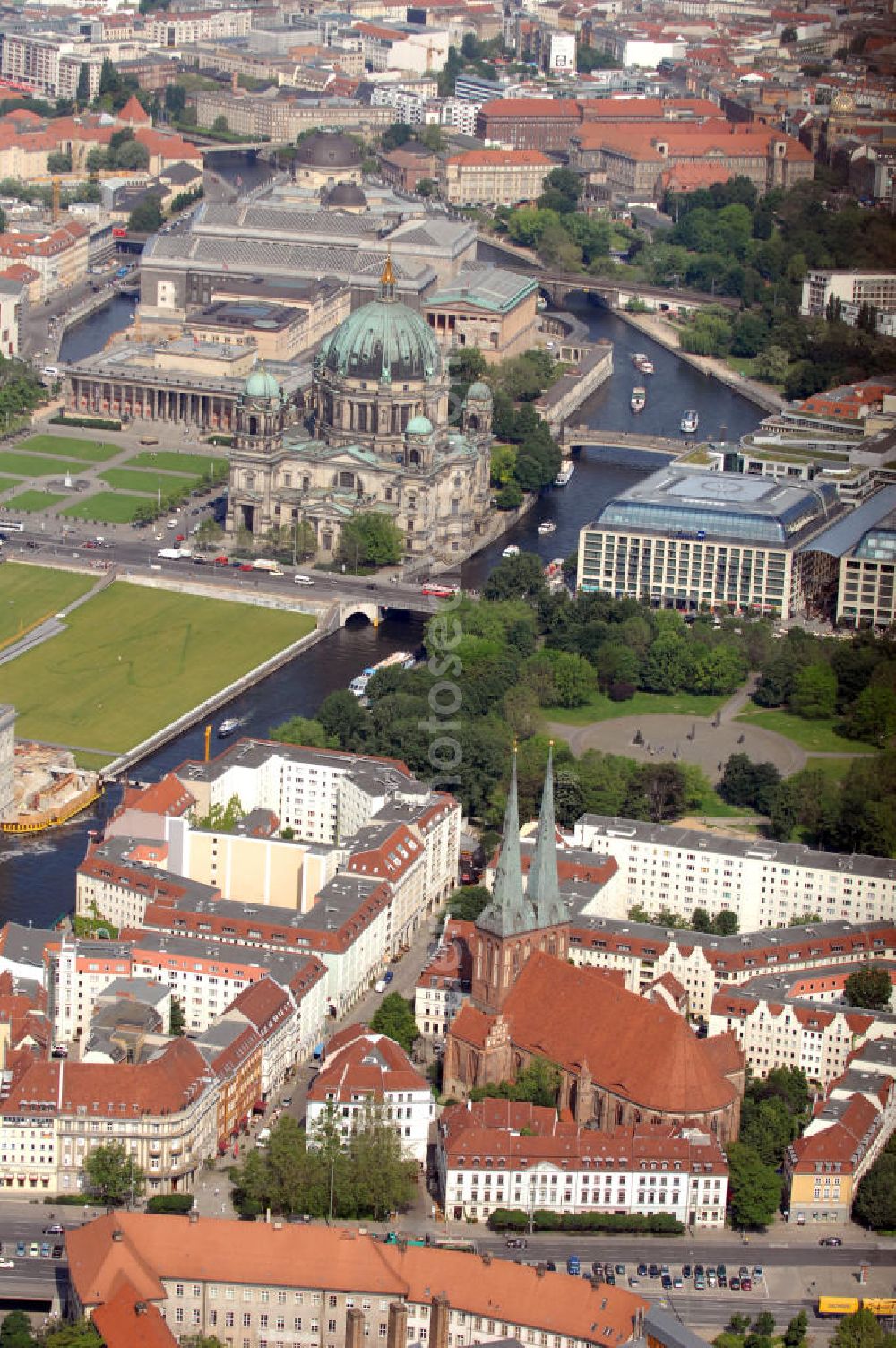 Aerial photograph Berlin - Blick vom Nikolaiviertel mit der Nikolaikirche im Zentrum über das Marx-Engels-Forum und die Spree auf den Berliner Dom und das DomAquarée in Berlin-Mitte. Die Nikolaikirche wurde im 13. Jahrhundert errichtet. Als älteste Berliner Kirche dient sie heute als Museum und Veranstaltungsort. Das DomAquarée bietet eine Verbindung von Hotels, Geschäften und kulturellen Angeboten in der Innenstadt von Berlin. View to the city center of Berlin with the Nikolai-district, the Marx-Engels-Forum, the river Spree and the DomAquarée.