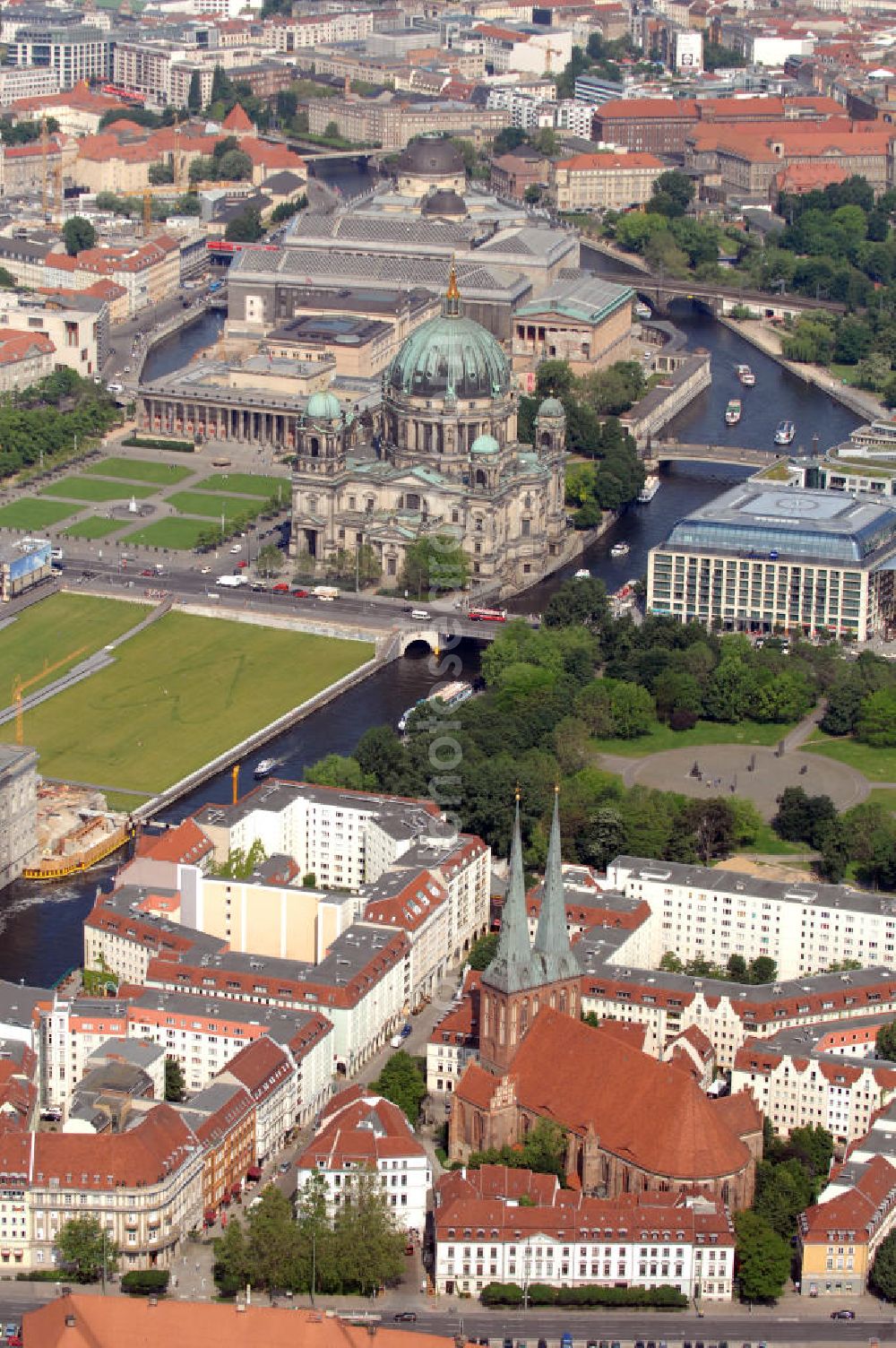 Berlin from above - Blick vom Nikolaiviertel mit der Nikolaikirche im Zentrum über das Marx-Engels-Forum und die Spree auf den Berliner Dom und das DomAquarée in Berlin-Mitte. Die Nikolaikirche wurde im 13. Jahrhundert errichtet. Als älteste Berliner Kirche dient sie heute als Museum und Veranstaltungsort. Das DomAquarée bietet eine Verbindung von Hotels, Geschäften und kulturellen Angeboten in der Innenstadt von Berlin. View to the city center of Berlin with the Nikolai-district, the Marx-Engels-Forum, the river Spree and the DomAquarée.