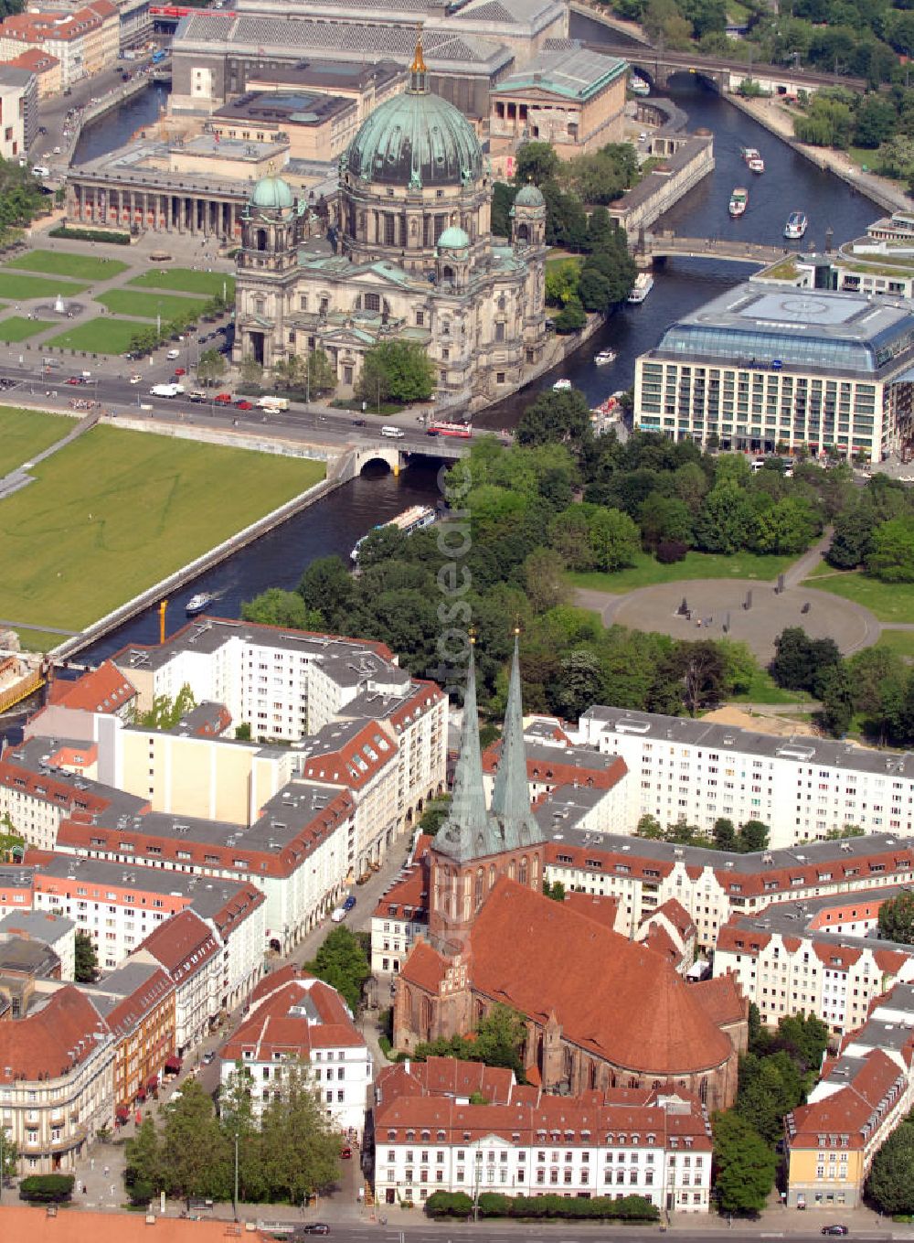 Berlin from the bird's eye view: Blick vom Nikolaiviertel mit der Nikolaikirche im Zentrum über das Marx-Engels-Forum und die Spree auf den Berliner Dom und das DomAquarée in Berlin-Mitte. Die Nikolaikirche wurde im 13. Jahrhundert errichtet. Als älteste Berliner Kirche dient sie heute als Museum und Veranstaltungsort. Das DomAquarée bietet eine Verbindung von Hotels, Geschäften und kulturellen Angeboten in der Innenstadt von Berlin. View to the city center of Berlin with the Nikolai-district, the Marx-Engels-Forum, the river Spree and the DomAquarée.