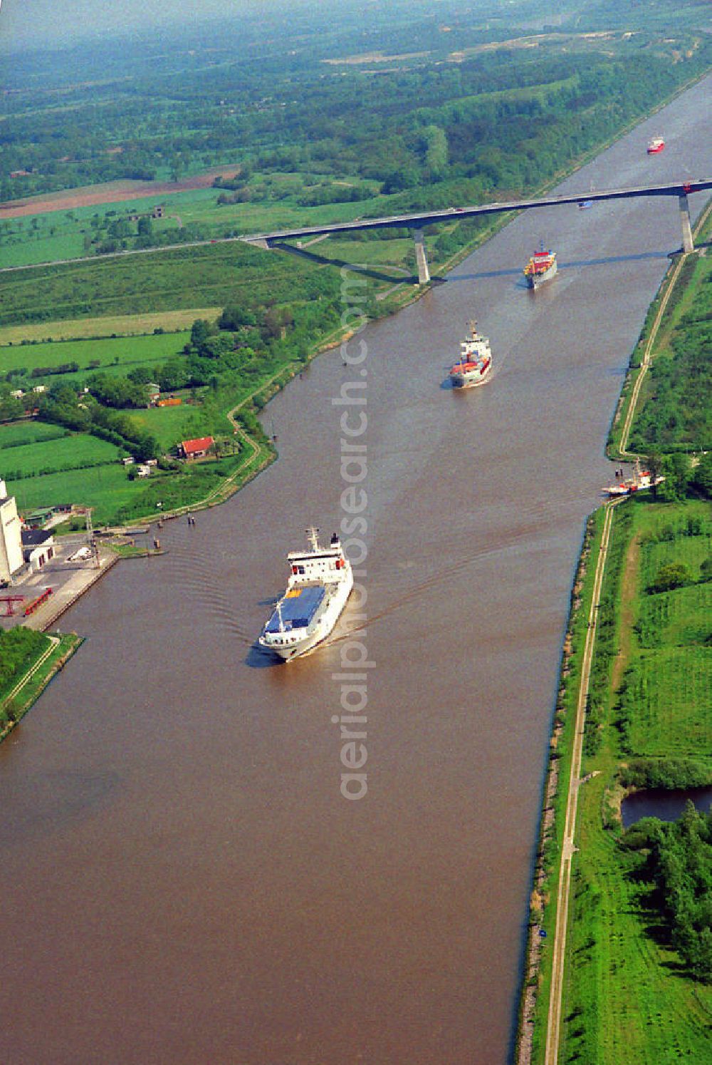 Schafstedt from above - Der Nord-Ostsee-Kanal ist die meist befahrene künstliche Wasserstraße der Welt. Die Aufnahme entstand zwischen dem Silo Hohenhörn und der Kanalhochbrücke Hohenhörn an der Autobahn A 23 in Schleswig-Holstein. The Nord-Ostsee-Kanal is the busiest artificial waterway in the world.