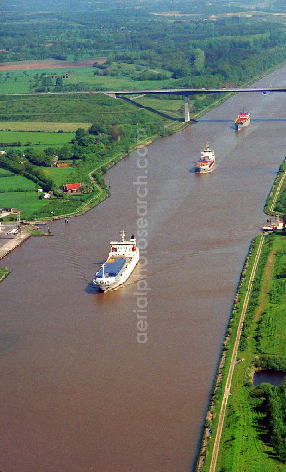 Schafstedt from the bird's eye view: Der Nord-Ostsee-Kanal ist die meist befahrene künstliche Wasserstraße der Welt. Die Aufnahme entstand zwischen dem Silo Hohenhörn und der Kanalhochbrücke Hohenhörn an der Autobahn A 23 in Schleswig-Holstein. The Nord-Ostsee-Kanal is the busiest artificial waterway in the world.