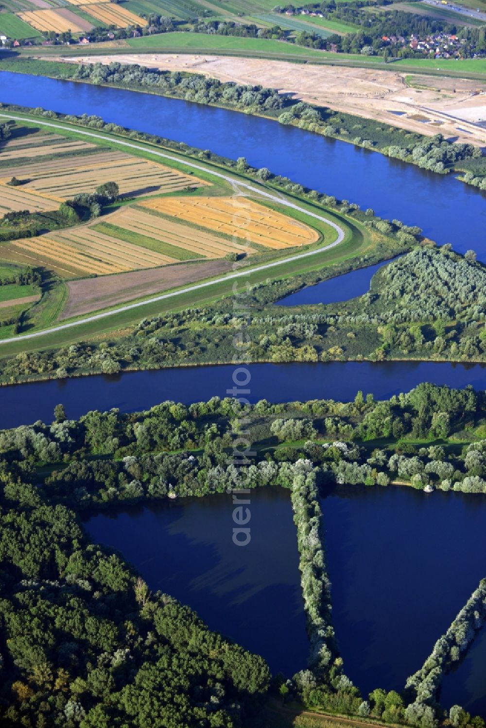 Aerial image Hamburg - View of the Norderelbe (back) and the Dove Elbe (front) in Hamburg