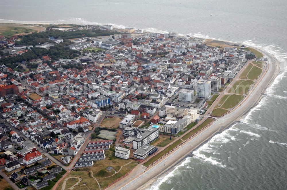 Aerial image Norderney - Blick auf die Stadt Norderney auf der gleichnamigen Insel. Norderney ist von Westen gesehen die dritte der sieben zu Niedersachsen gehörenden ostfriesischen Inseln, die in der Nordsee dem Festland vorgelagert sind. Zugleich bildet das Gebiet der Insel die Stadt Norderney im Landkreis Aurich mit knapp 6000 Einwohnern. Zur Stadt gehören die beiden Ortsteile Fischerhafen und Siedlung Nordhelm. Im Süden der Insel erstreckt sich das Wattenmeer. Das Watt sowie die gesamte Osthälfte Norderneys gehören zum Nationalpark Niedersächsisches Wattenmeer. Kontakt: Stadt Norderney, Am Kurplatz 3, 26537 Norderney, Tel. +49(0)4932 920-0, Fax +49(0)4932 920-222, E-Mail: info@norderney.de