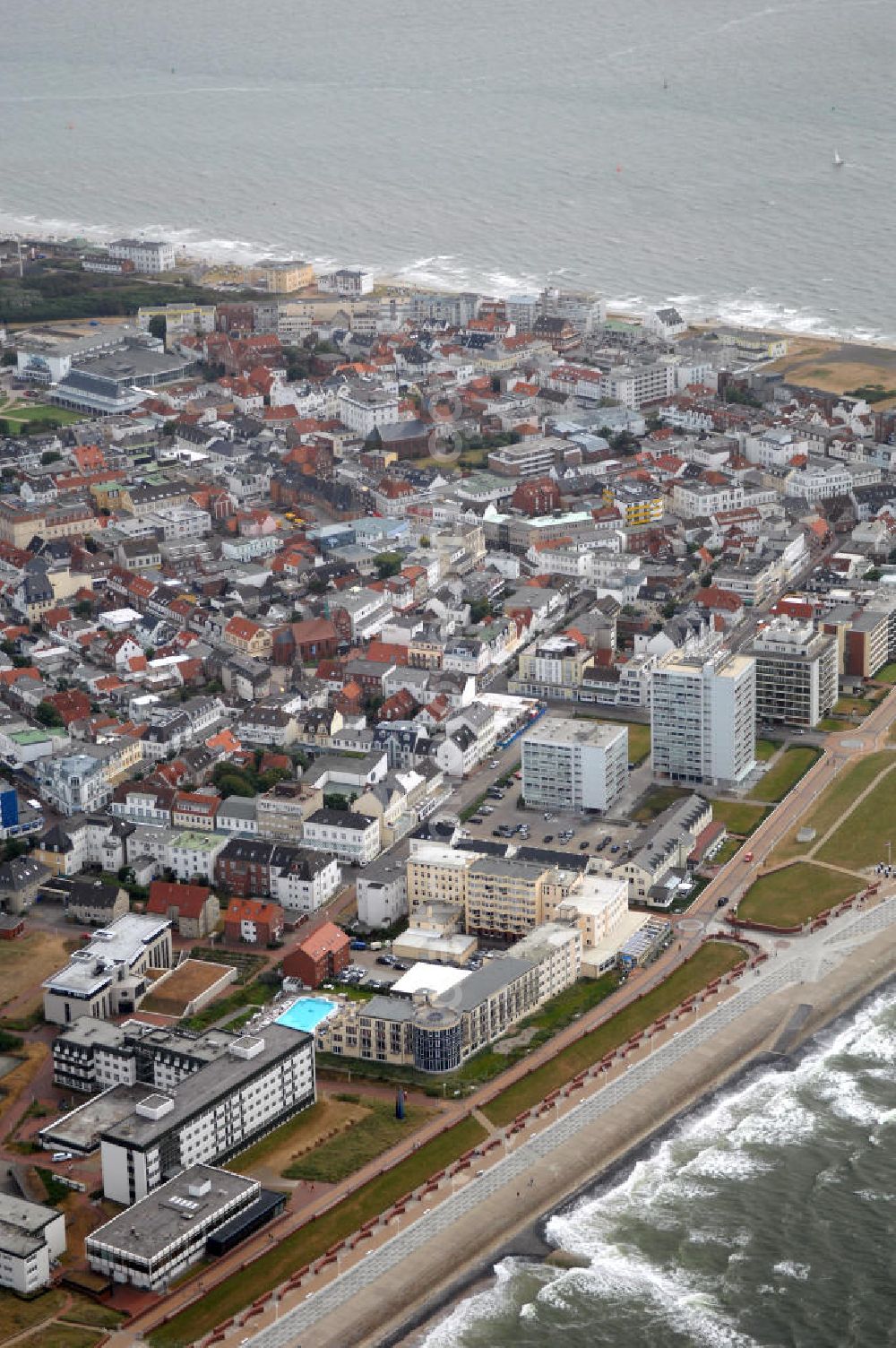 Aerial photograph Norderney - Blick auf die Stadt Norderney auf der gleichnamigen Insel. Norderney ist von Westen gesehen die dritte der sieben zu Niedersachsen gehörenden ostfriesischen Inseln, die in der Nordsee dem Festland vorgelagert sind. Zugleich bildet das Gebiet der Insel die Stadt Norderney im Landkreis Aurich mit knapp 6000 Einwohnern. Zur Stadt gehören die beiden Ortsteile Fischerhafen und Siedlung Nordhelm. Im Süden der Insel erstreckt sich das Wattenmeer. Das Watt sowie die gesamte Osthälfte Norderneys gehören zum Nationalpark Niedersächsisches Wattenmeer. Kontakt: Stadt Norderney, Am Kurplatz 3, 26537 Norderney, Tel. +49(0)4932 920-0, Fax +49(0)4932 920-222, E-Mail: info@norderney.de