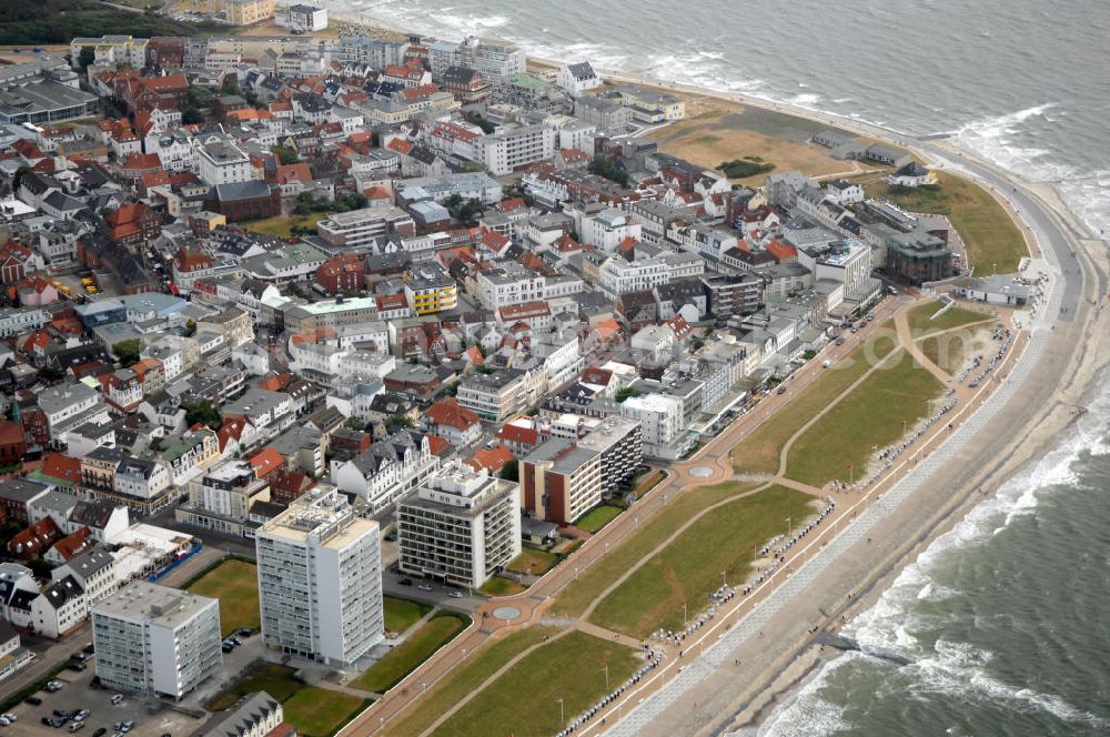 Norderney from above - Blick auf die Stadt Norderney auf der gleichnamigen Insel. Norderney ist von Westen gesehen die dritte der sieben zu Niedersachsen gehörenden ostfriesischen Inseln, die in der Nordsee dem Festland vorgelagert sind. Zugleich bildet das Gebiet der Insel die Stadt Norderney im Landkreis Aurich mit knapp 6000 Einwohnern. Zur Stadt gehören die beiden Ortsteile Fischerhafen und Siedlung Nordhelm. Im Süden der Insel erstreckt sich das Wattenmeer. Das Watt sowie die gesamte Osthälfte Norderneys gehören zum Nationalpark Niedersächsisches Wattenmeer. Kontakt: Stadt Norderney, Am Kurplatz 3, 26537 Norderney, Tel. +49(0)4932 920-0, Fax +49(0)4932 920-222, E-Mail: info@norderney.de