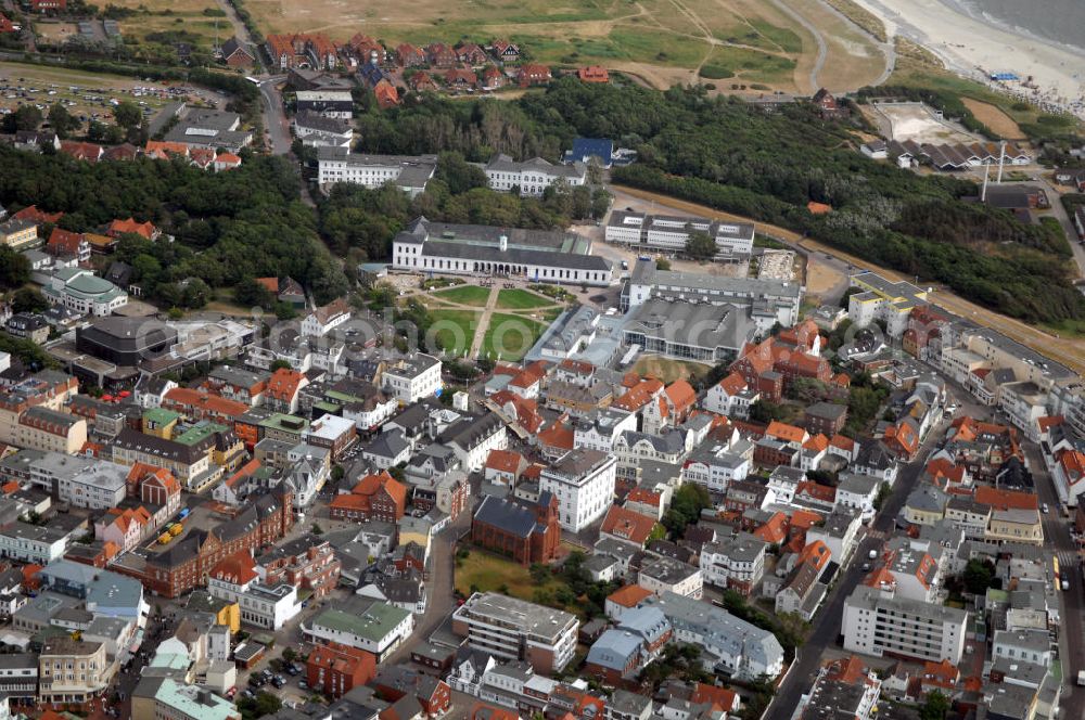 Aerial photograph Norderney - Blick auf die Stadt Norderney auf der gleichnamigen Insel. Norderney ist von Westen gesehen die dritte der sieben zu Niedersachsen gehörenden ostfriesischen Inseln, die in der Nordsee dem Festland vorgelagert sind. Zugleich bildet das Gebiet der Insel die Stadt Norderney im Landkreis Aurich mit knapp 6000 Einwohnern. Zur Stadt gehören die beiden Ortsteile Fischerhafen und Siedlung Nordhelm. Im Süden der Insel erstreckt sich das Wattenmeer. Das Watt sowie die gesamte Osthälfte Norderneys gehören zum Nationalpark Niedersächsisches Wattenmeer. Kontakt: Stadt Norderney, Am Kurplatz 3, 26537 Norderney, Tel. +49(0)4932 920-0, Fax +49(0)4932 920-222, E-Mail: info@norderney.de