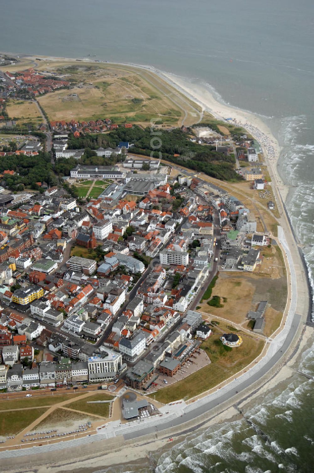 Norderney from above - Blick auf die Stadt Norderney auf der gleichnamigen Insel. Norderney ist von Westen gesehen die dritte der sieben zu Niedersachsen gehörenden ostfriesischen Inseln, die in der Nordsee dem Festland vorgelagert sind. Zugleich bildet das Gebiet der Insel die Stadt Norderney im Landkreis Aurich mit knapp 6000 Einwohnern. Zur Stadt gehören die beiden Ortsteile Fischerhafen und Siedlung Nordhelm. Im Süden der Insel erstreckt sich das Wattenmeer. Das Watt sowie die gesamte Osthälfte Norderneys gehören zum Nationalpark Niedersächsisches Wattenmeer. Kontakt: Stadt Norderney, Am Kurplatz 3, 26537 Norderney, Tel. +49(0)4932 920-0, Fax +49(0)4932 920-222, E-Mail: info@norderney.de