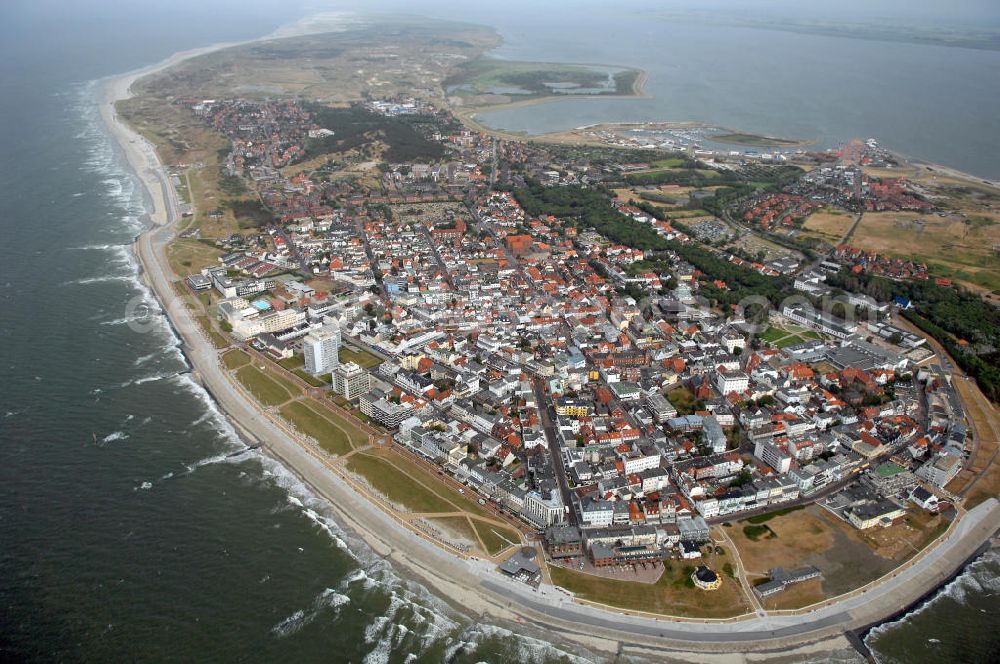 Norderney from the bird's eye view: Blick auf die Stadt Norderney auf der gleichnamigen Insel. Norderney ist von Westen gesehen die dritte der sieben zu Niedersachsen gehörenden ostfriesischen Inseln, die in der Nordsee dem Festland vorgelagert sind. Zugleich bildet das Gebiet der Insel die Stadt Norderney im Landkreis Aurich mit knapp 6000 Einwohnern. Zur Stadt gehören die beiden Ortsteile Fischerhafen und Siedlung Nordhelm. Im Süden der Insel erstreckt sich das Wattenmeer. Das Watt sowie die gesamte Osthälfte Norderneys gehören zum Nationalpark Niedersächsisches Wattenmeer. Kontakt: Stadt Norderney, Am Kurplatz 3, 26537 Norderney, Tel. +49(0)4932 920-0, Fax +49(0)4932 920-222, E-Mail: info@norderney.de