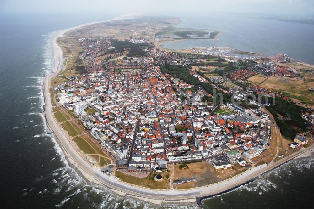 Aerial image Norderney - Blick auf die Stadt Norderney auf der gleichnamigen Insel. Norderney ist von Westen gesehen die dritte der sieben zu Niedersachsen gehörenden ostfriesischen Inseln, die in der Nordsee dem Festland vorgelagert sind. Zugleich bildet das Gebiet der Insel die Stadt Norderney im Landkreis Aurich mit knapp 6000 Einwohnern. Zur Stadt gehören die beiden Ortsteile Fischerhafen und Siedlung Nordhelm. Im Süden der Insel erstreckt sich das Wattenmeer. Das Watt sowie die gesamte Osthälfte Norderneys gehören zum Nationalpark Niedersächsisches Wattenmeer. Kontakt: Stadt Norderney, Am Kurplatz 3, 26537 Norderney, Tel. +49(0)4932 920-0, Fax +49(0)4932 920-222, E-Mail: info@norderney.de