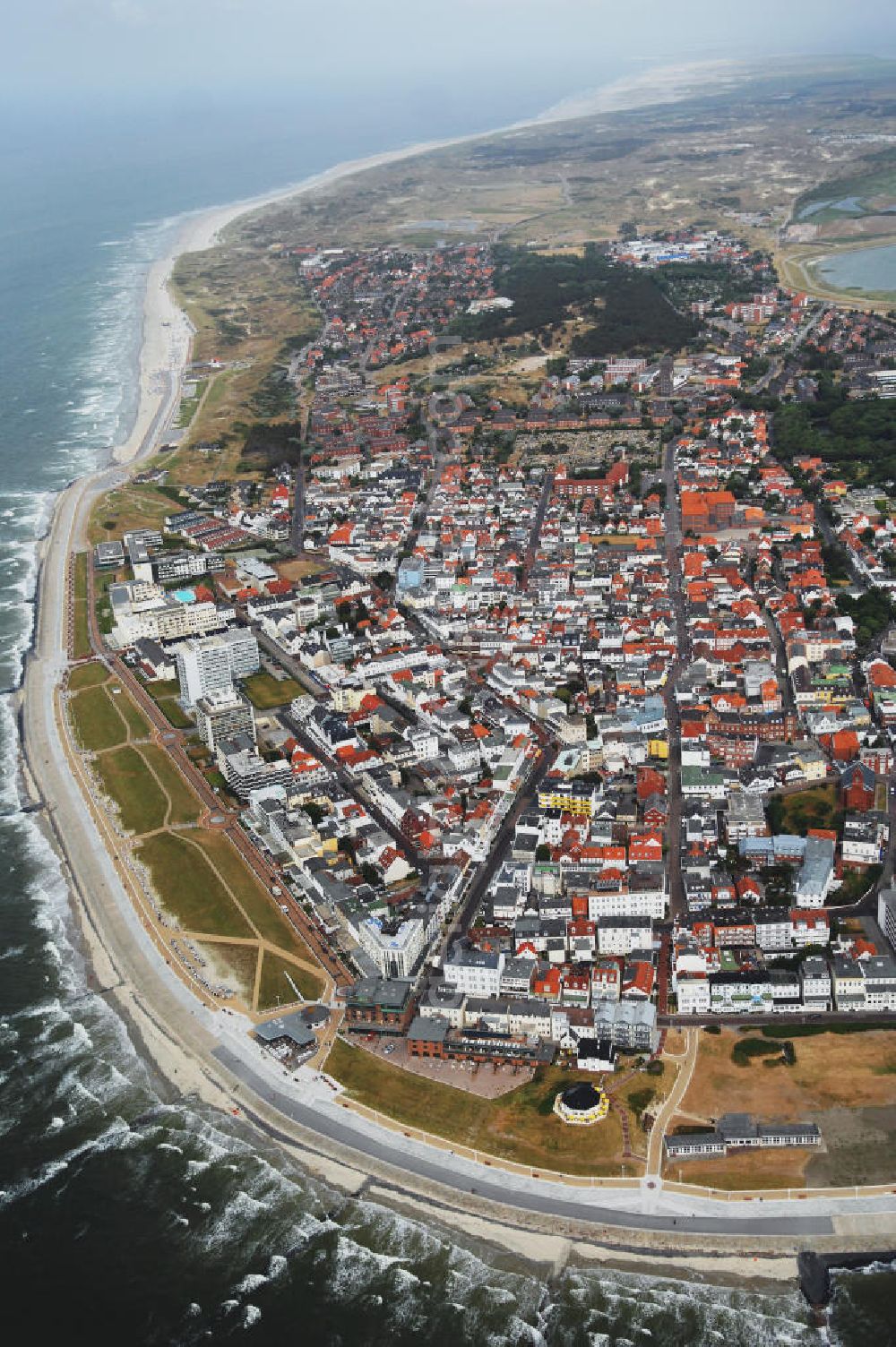 Aerial photograph Norderney - Blick auf die Stadt Norderney auf der gleichnamigen Insel. Norderney ist von Westen gesehen die dritte der sieben zu Niedersachsen gehörenden ostfriesischen Inseln, die in der Nordsee dem Festland vorgelagert sind. Zugleich bildet das Gebiet der Insel die Stadt Norderney im Landkreis Aurich mit knapp 6000 Einwohnern. Zur Stadt gehören die beiden Ortsteile Fischerhafen und Siedlung Nordhelm. Im Süden der Insel erstreckt sich das Wattenmeer. Das Watt sowie die gesamte Osthälfte Norderneys gehören zum Nationalpark Niedersächsisches Wattenmeer. Kontakt: Stadt Norderney, Am Kurplatz 3, 26537 Norderney, Tel. +49(0)4932 920-0, Fax +49(0)4932 920-222, E-Mail: info@norderney.de