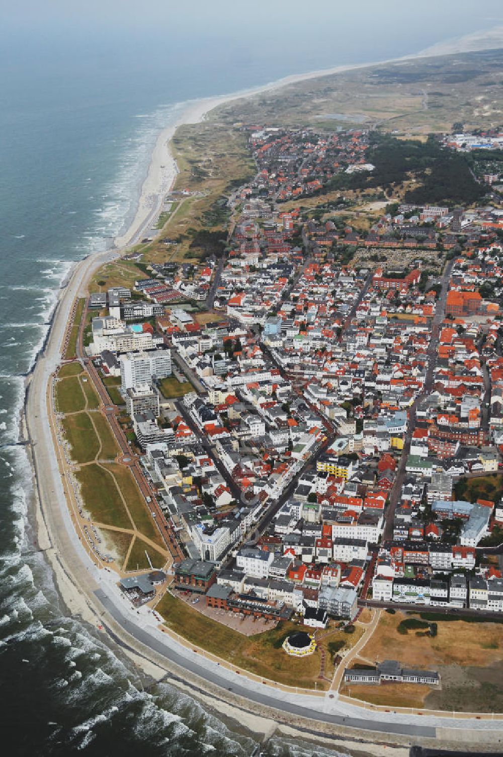 Norderney from above - Blick auf die Stadt Norderney auf der gleichnamigen Insel. Norderney ist von Westen gesehen die dritte der sieben zu Niedersachsen gehörenden ostfriesischen Inseln, die in der Nordsee dem Festland vorgelagert sind. Zugleich bildet das Gebiet der Insel die Stadt Norderney im Landkreis Aurich mit knapp 6000 Einwohnern. Zur Stadt gehören die beiden Ortsteile Fischerhafen und Siedlung Nordhelm. Im Süden der Insel erstreckt sich das Wattenmeer. Das Watt sowie die gesamte Osthälfte Norderneys gehören zum Nationalpark Niedersächsisches Wattenmeer. Kontakt: Stadt Norderney, Am Kurplatz 3, 26537 Norderney, Tel. +49(0)4932 920-0, Fax +49(0)4932 920-222, E-Mail: info@norderney.de