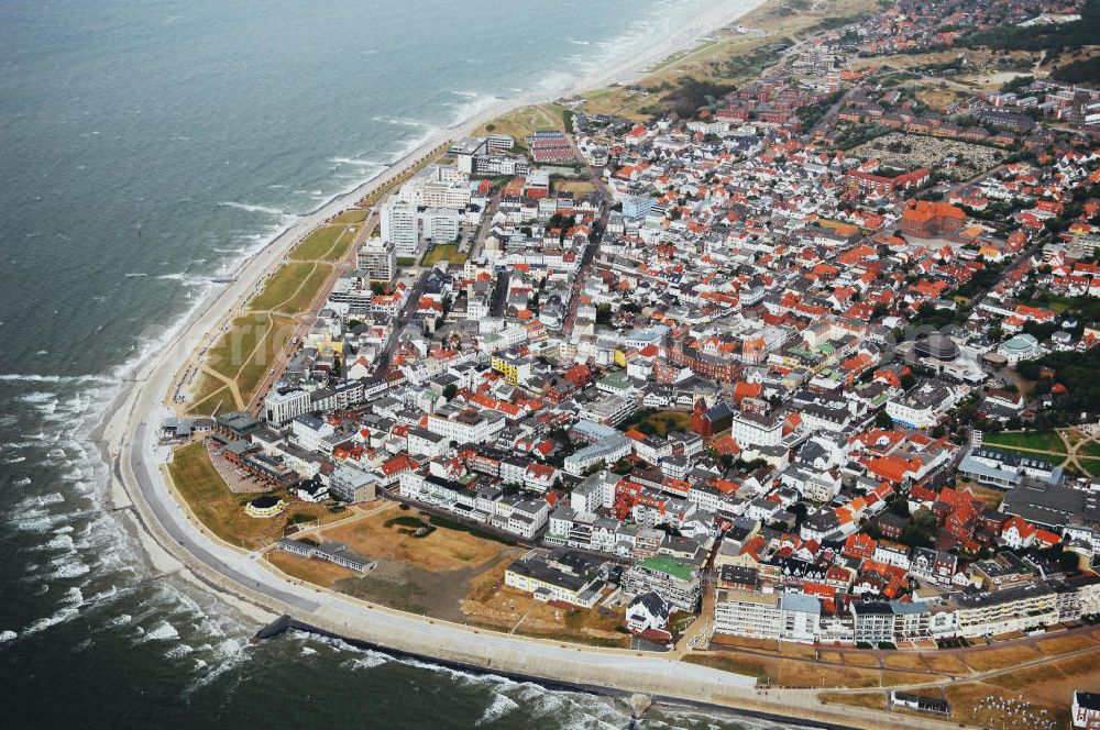 Norderney from the bird's eye view: Blick auf die Stadt Norderney auf der gleichnamigen Insel. Norderney ist von Westen gesehen die dritte der sieben zu Niedersachsen gehörenden ostfriesischen Inseln, die in der Nordsee dem Festland vorgelagert sind. Zugleich bildet das Gebiet der Insel die Stadt Norderney im Landkreis Aurich mit knapp 6000 Einwohnern. Zur Stadt gehören die beiden Ortsteile Fischerhafen und Siedlung Nordhelm. Im Süden der Insel erstreckt sich das Wattenmeer. Das Watt sowie die gesamte Osthälfte Norderneys gehören zum Nationalpark Niedersächsisches Wattenmeer. Kontakt: Stadt Norderney, Am Kurplatz 3, 26537 Norderney, Tel. +49(0)4932 920-0, Fax +49(0)4932 920-222, E-Mail: info@norderney.de