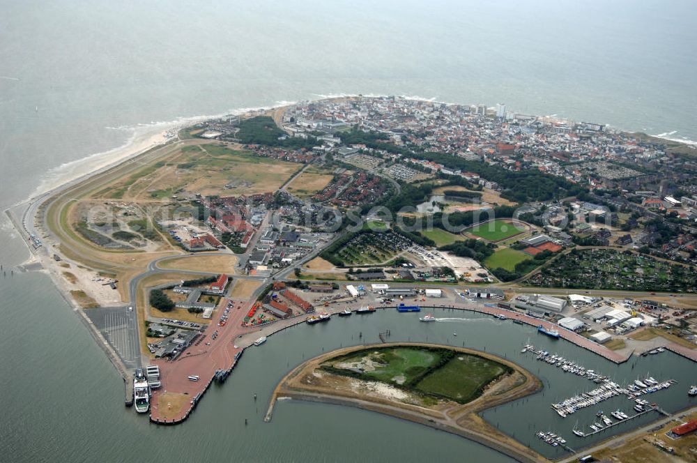 Norderney from above - Blick auf den Hafen auf Norderney. Der Hafen Norderney dient hauptsächlich als Fährhafen und Sportboothafen. Kontakt Hafenamt: Niedersachsen Ports GmbH + Co. KG Hafenamt, Am Hafen 2, 26548 Norderney, Tel. +49(0)4932 9257-0