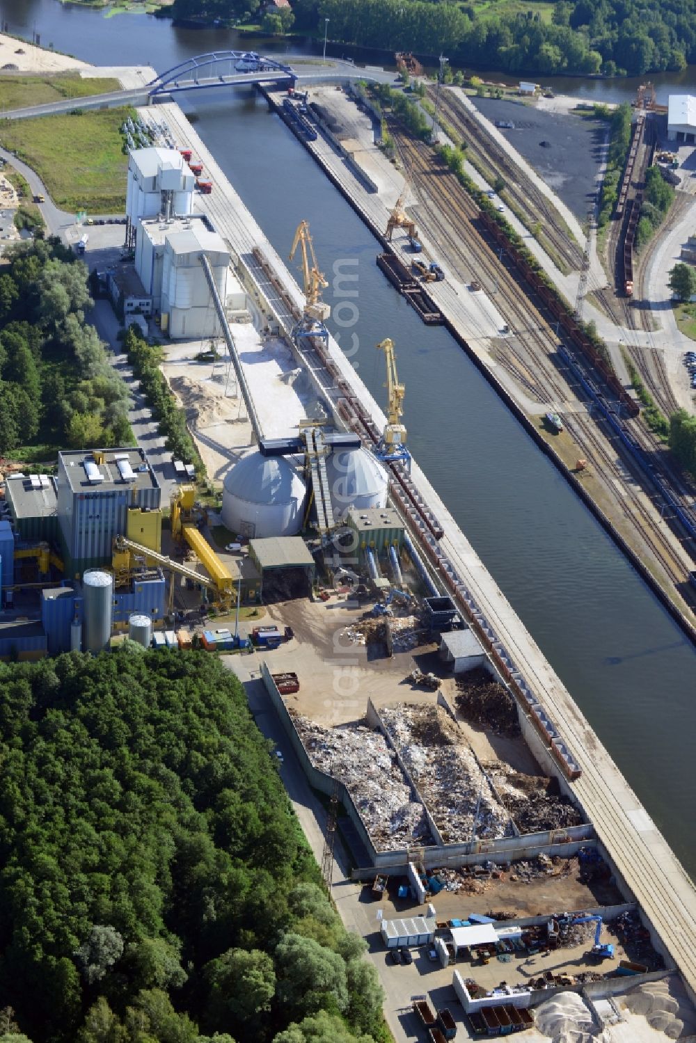 Aerial photograph Königs Wusterhausen - View at the North harbor at Nottekanal in Königs Wusterhausen in the federal state of Brandenburg. The North Harbour is connected to rail, road and water and it is the central industrial location in the harbor area of Königs Wusterhausen. It is operated by the LUTRA Ltd