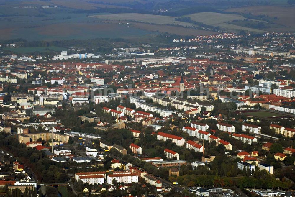 Nordhausen from the bird's eye view: Blick über Nordhausen - eine Stadt in Thüringen am Südrand des Harzes. Besonders bekannt ist Nordhausen für seine Branntwein-Herstellung. Im Hintergrund erkennt man den Dom