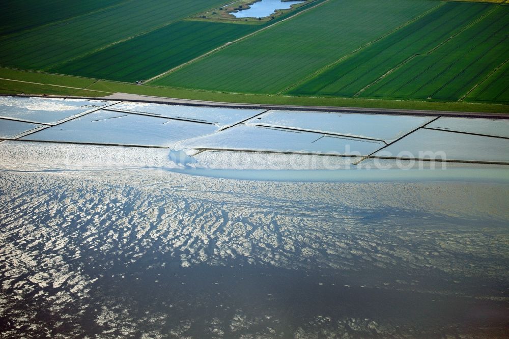 Altdeich from above - The North Sea coast near the Old dike is located in Lower Saxony Wadden Sea National Park. Habitats to be protected, this national park include the tidal sand banks, marshes, beaches, dunes and estuaries in the North Sea