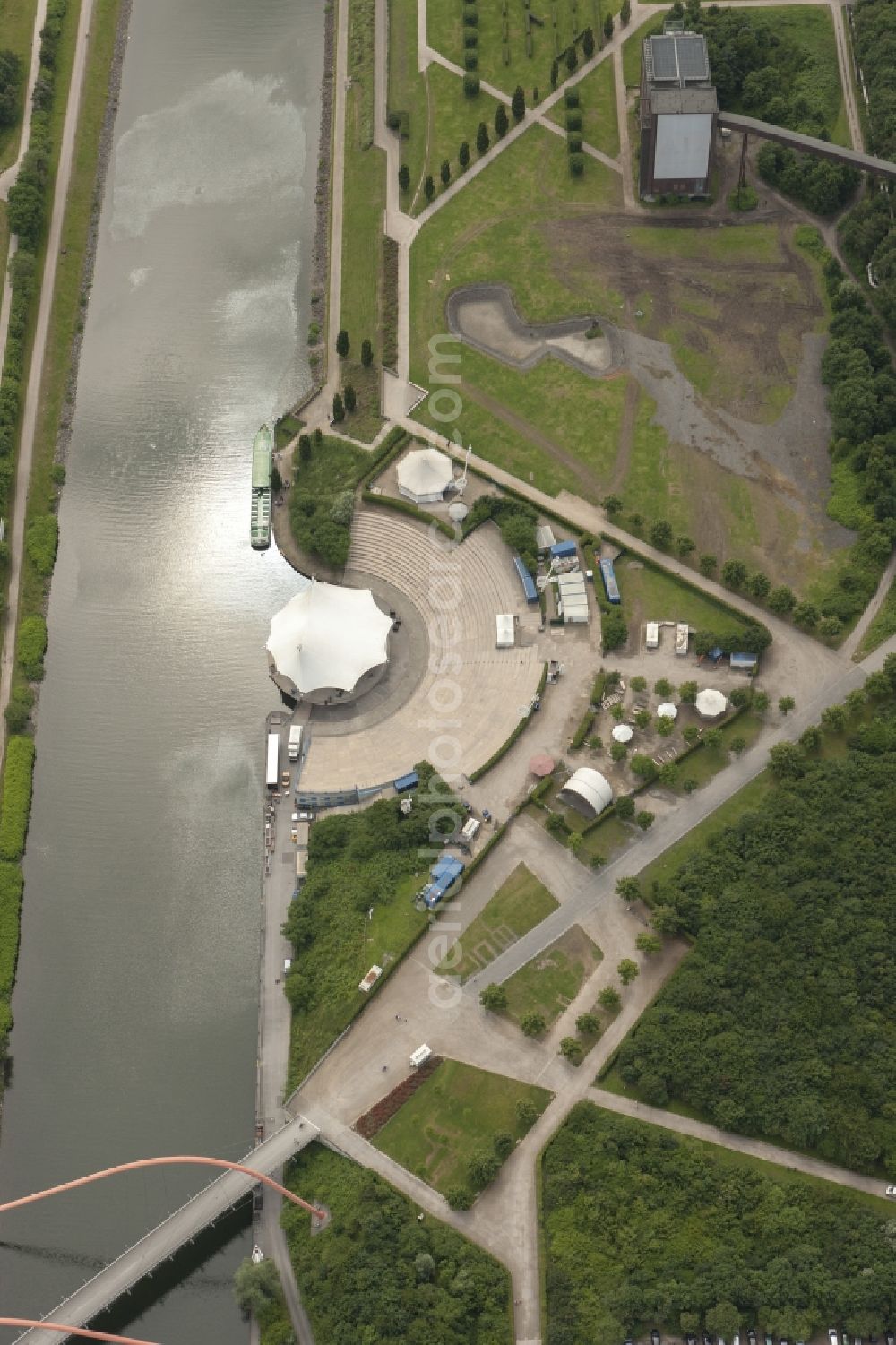 Aerial image Gelsenkirchen - View of the Nordsternpark, a landscaped park on the site of the former Nordstern in Gelsenkirchen. After the closure of the premises Nordstern building was renovated and turned into a park