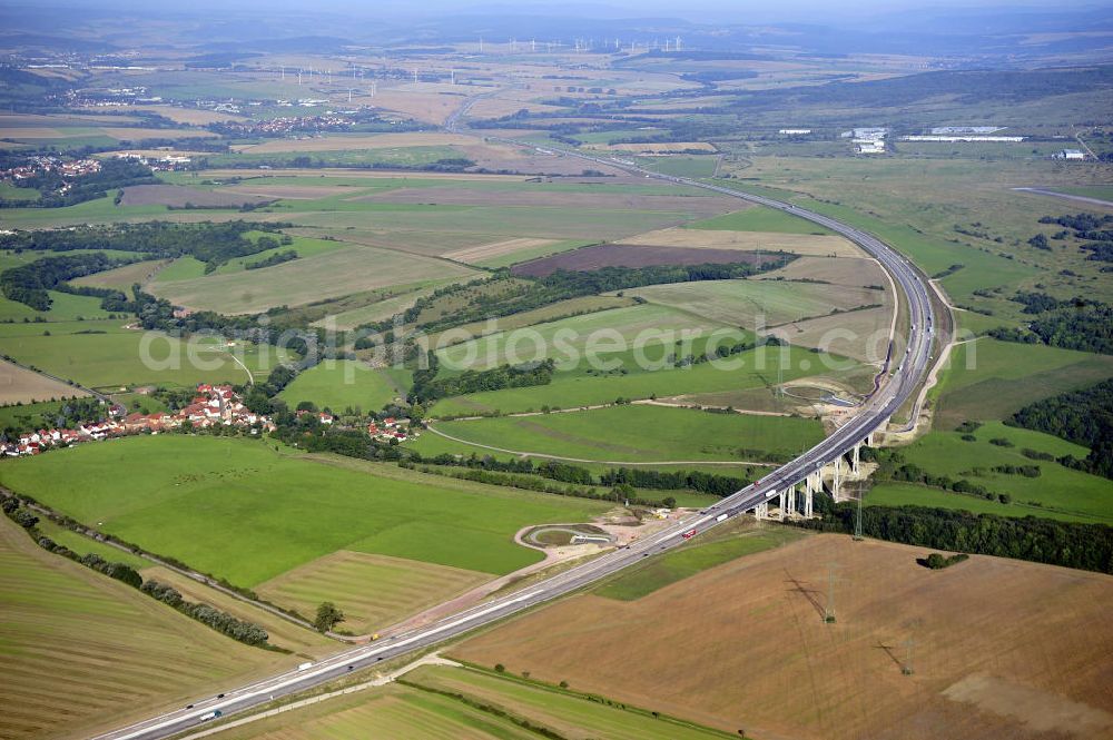 Aerial photograph Eisenach - Blick auf den Verlauf des Projekt Nordverlegung / Umfahrung Hörselberge der Autobahn E40 / A4 in Thüringen bei Eisenach. Durchgeführt werden die im Zuge dieses Projektes notwendigen Arbeiten unter an derem von den Mitarbeitern der Niederlassung Weimar der EUROVIA Verkehrsbau Union sowie der Niederlassungen Abbruch und Erdbau, Betonstraßenbau, Ingenieurbau und TECO Schallschutz der EUROVIA Beton sowie der DEGES.