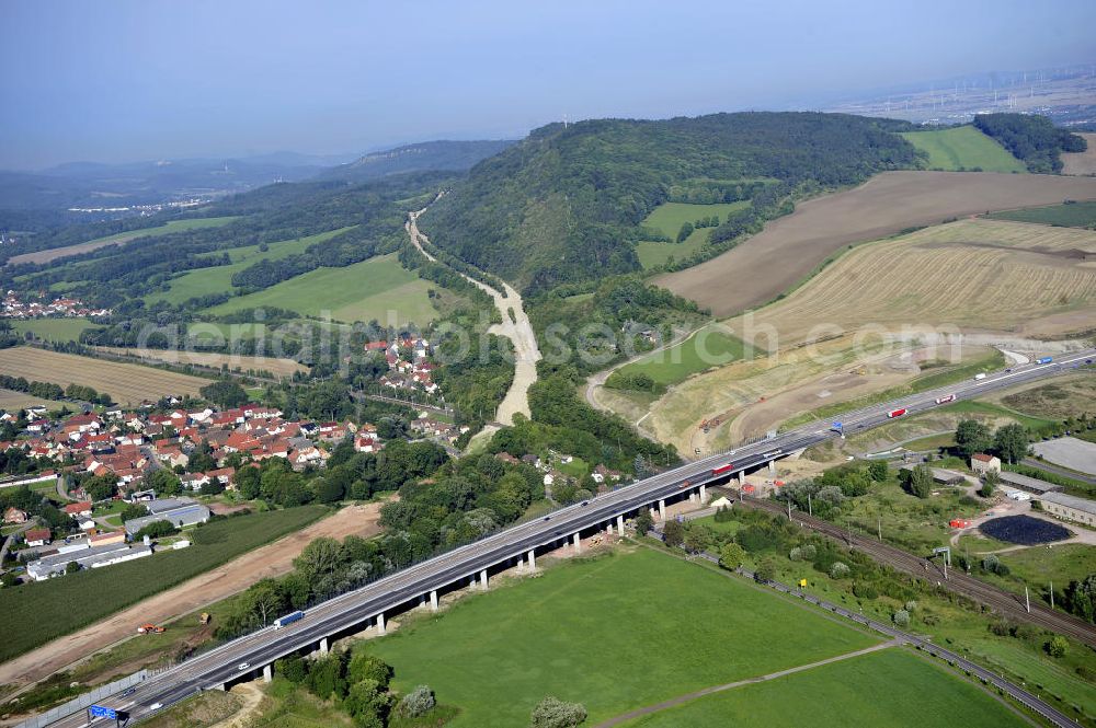 Aerial photograph Eisenach - Blick auf den Verlauf des Projekt Nordverlegung / Umfahrung Hörselberge der Autobahn E40 / A4 in Thüringen bei Eisenach. Durchgeführt werden die im Zuge dieses Projektes notwendigen Arbeiten unter an derem von den Mitarbeitern der Niederlassung Weimar der EUROVIA Verkehrsbau Union sowie der Niederlassungen Abbruch und Erdbau, Betonstraßenbau, Ingenieurbau und TECO Schallschutz der EUROVIA Beton sowie der DEGES.