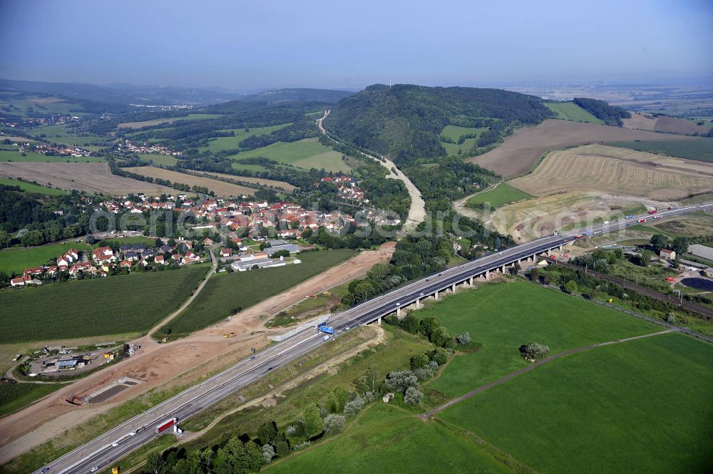 Eisenach from the bird's eye view: Blick auf den Verlauf des Projekt Nordverlegung / Umfahrung Hörselberge der Autobahn E40 / A4 in Thüringen bei Eisenach. Durchgeführt werden die im Zuge dieses Projektes notwendigen Arbeiten unter an derem von den Mitarbeitern der Niederlassung Weimar der EUROVIA Verkehrsbau Union sowie der Niederlassungen Abbruch und Erdbau, Betonstraßenbau, Ingenieurbau und TECO Schallschutz der EUROVIA Beton sowie der DEGES.