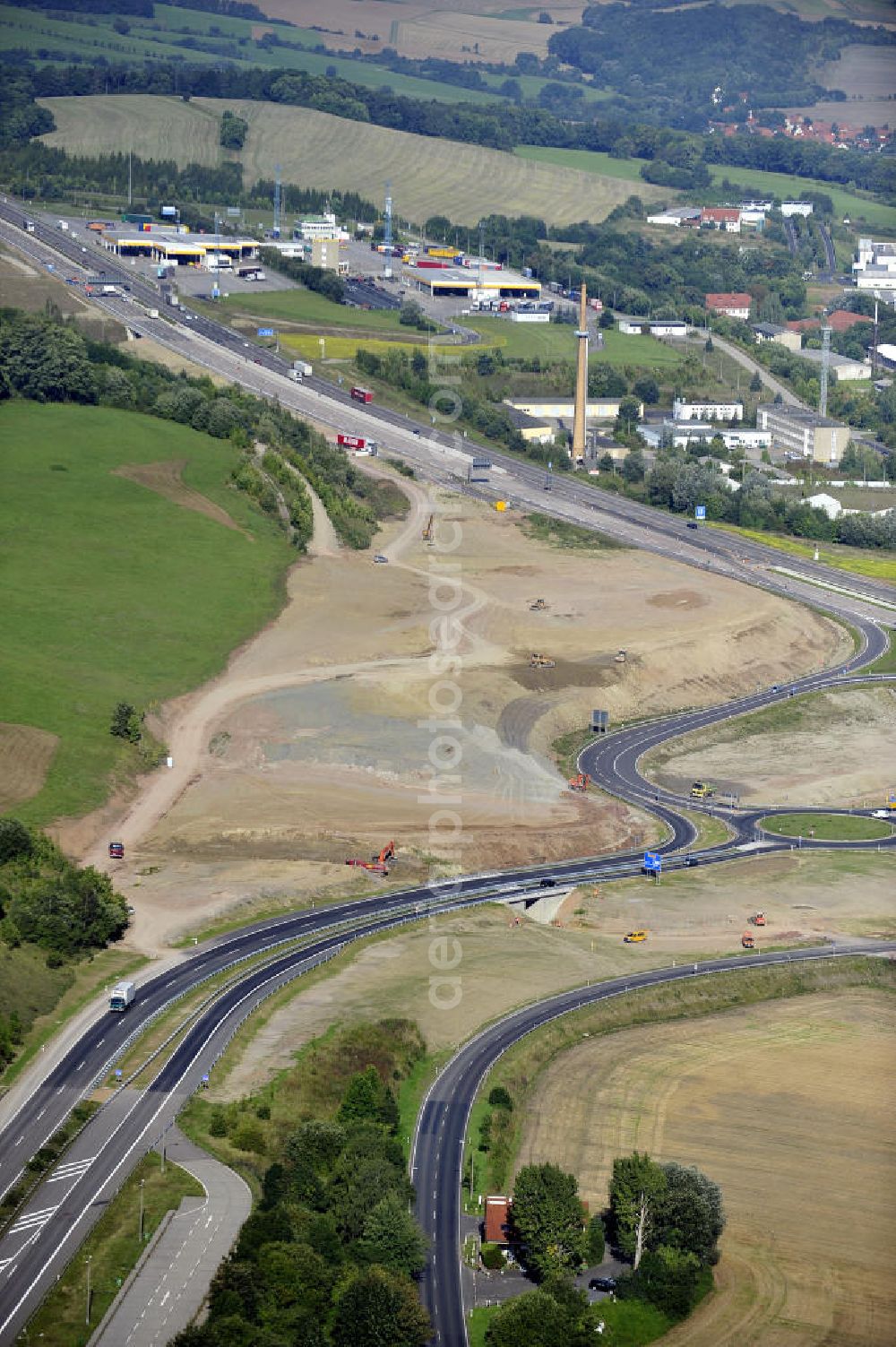 Eisenach from above - Blick auf den Verlauf des Projekt Nordverlegung / Umfahrung Hörselberge der Autobahn E40 / A4 in Thüringen bei Eisenach. Durchgeführt werden die im Zuge dieses Projektes notwendigen Arbeiten unter an derem von den Mitarbeitern der Niederlassung Weimar der EUROVIA Verkehrsbau Union sowie der Niederlassungen Abbruch und Erdbau, Betonstraßenbau, Ingenieurbau und TECO Schallschutz der EUROVIA Beton sowie der DEGES.