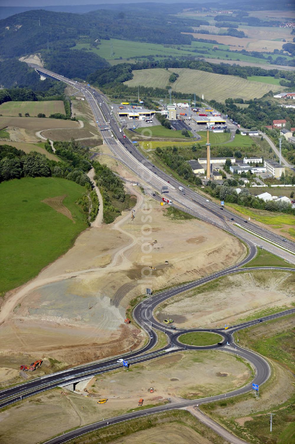 Aerial image Eisenach - Blick auf den Verlauf des Projekt Nordverlegung / Umfahrung Hörselberge der Autobahn E40 / A4 in Thüringen bei Eisenach. Durchgeführt werden die im Zuge dieses Projektes notwendigen Arbeiten unter an derem von den Mitarbeitern der Niederlassung Weimar der EUROVIA Verkehrsbau Union sowie der Niederlassungen Abbruch und Erdbau, Betonstraßenbau, Ingenieurbau und TECO Schallschutz der EUROVIA Beton sowie der DEGES.