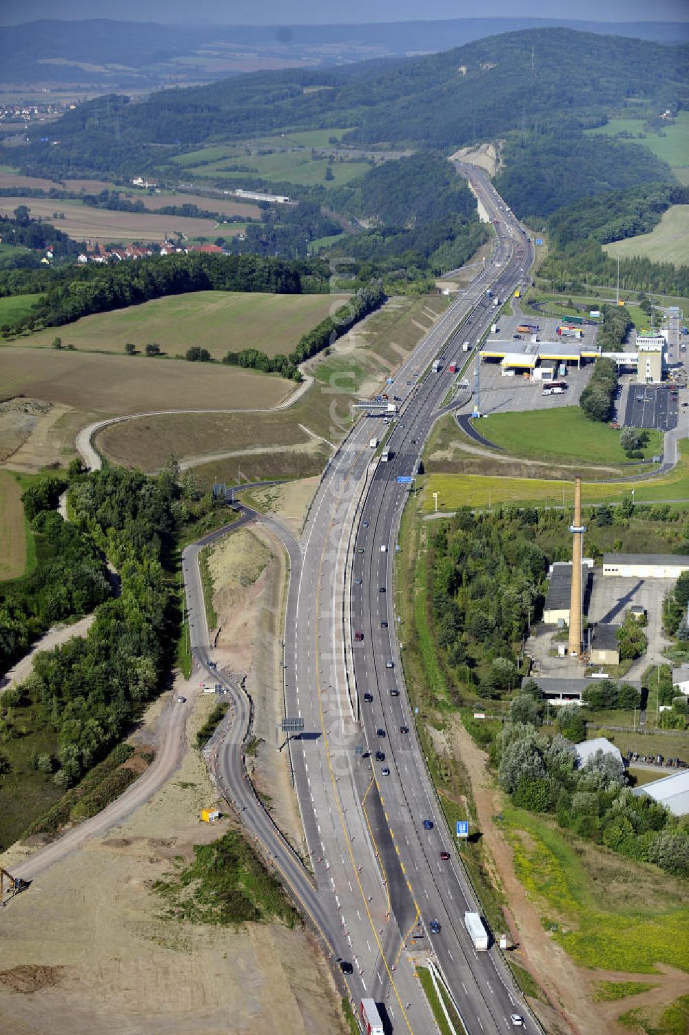 Aerial photograph Eisenach - Blick auf den Verlauf des Projekt Nordverlegung / Umfahrung Hörselberge der Autobahn E40 / A4 in Thüringen bei Eisenach. Durchgeführt werden die im Zuge dieses Projektes notwendigen Arbeiten unter an derem von den Mitarbeitern der Niederlassung Weimar der EUROVIA Verkehrsbau Union sowie der Niederlassungen Abbruch und Erdbau, Betonstraßenbau, Ingenieurbau und TECO Schallschutz der EUROVIA Beton sowie der DEGES.