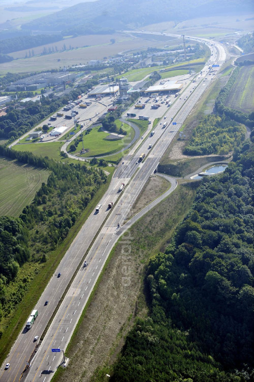 Aerial image Eisenach - Blick auf den Verlauf des Projekt Nordverlegung / Umfahrung Hörselberge der Autobahn E40 / A4 in Thüringen bei Eisenach. Durchgeführt werden die im Zuge dieses Projektes notwendigen Arbeiten unter an derem von den Mitarbeitern der Niederlassung Weimar der EUROVIA Verkehrsbau Union sowie der Niederlassungen Abbruch und Erdbau, Betonstraßenbau, Ingenieurbau und TECO Schallschutz der EUROVIA Beton sowie der DEGES.