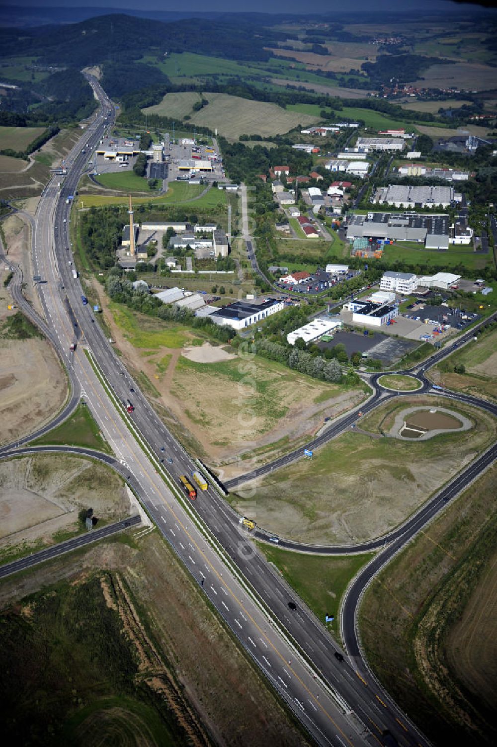 Eisenach from the bird's eye view: Blick auf den Verlauf des Projekt Nordverlegung / Umfahrung Hörselberge der Autobahn E40 / A4 in Thüringen bei Eisenach. Durchgeführt werden die im Zuge dieses Projektes notwendigen Arbeiten unter an derem von den Mitarbeitern der Niederlassung Weimar der EUROVIA Verkehrsbau Union sowie der Niederlassungen Abbruch und Erdbau, Betonstraßenbau, Ingenieurbau und TECO Schallschutz der EUROVIA Beton sowie der DEGES.