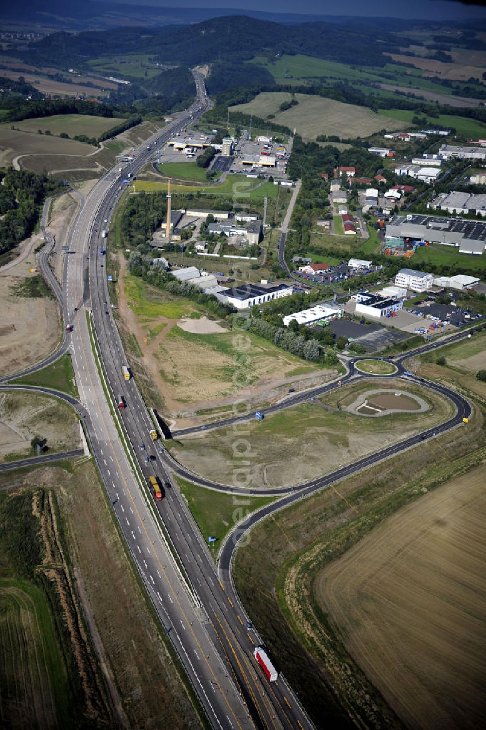 Aerial image Eisenach - Blick auf den Verlauf des Projekt Nordverlegung / Umfahrung Hörselberge der Autobahn E40 / A4 in Thüringen bei Eisenach. Durchgeführt werden die im Zuge dieses Projektes notwendigen Arbeiten unter an derem von den Mitarbeitern der Niederlassung Weimar der EUROVIA Verkehrsbau Union sowie der Niederlassungen Abbruch und Erdbau, Betonstraßenbau, Ingenieurbau und TECO Schallschutz der EUROVIA Beton sowie der DEGES.