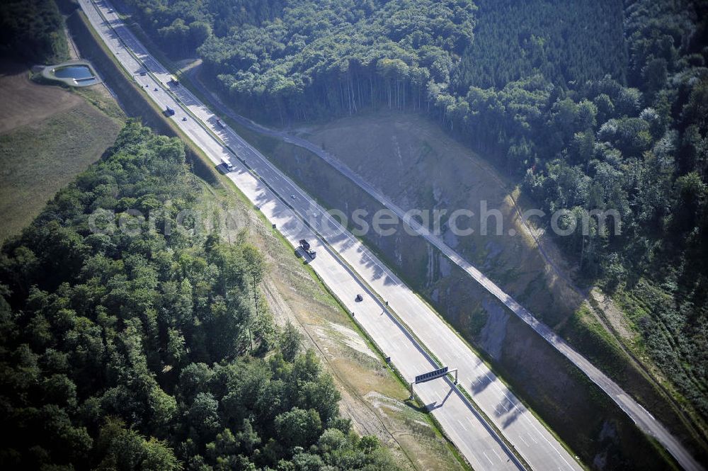 Aerial photograph Eisenach - Blick auf den Verlauf des Projekt Nordverlegung / Umfahrung Hörselberge der Autobahn E40 / A4 in Thüringen bei Eisenach. Durchgeführt werden die im Zuge dieses Projektes notwendigen Arbeiten unter an derem von den Mitarbeitern der Niederlassung Weimar der EUROVIA Verkehrsbau Union sowie der Niederlassungen Abbruch und Erdbau, Betonstraßenbau, Ingenieurbau und TECO Schallschutz der EUROVIA Beton sowie der DEGES.