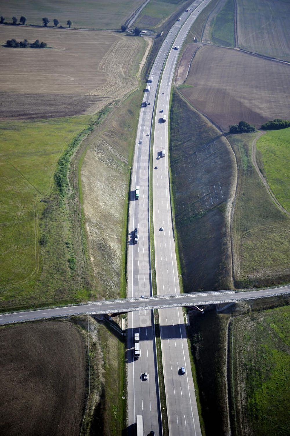 Eisenach from the bird's eye view: Blick auf den Verlauf des Projekt Nordverlegung / Umfahrung Hörselberge der Autobahn E40 / A4 in Thüringen bei Eisenach. Durchgeführt werden die im Zuge dieses Projektes notwendigen Arbeiten unter an derem von den Mitarbeitern der Niederlassung Weimar der EUROVIA Verkehrsbau Union sowie der Niederlassungen Abbruch und Erdbau, Betonstraßenbau, Ingenieurbau und TECO Schallschutz der EUROVIA Beton sowie der DEGES.