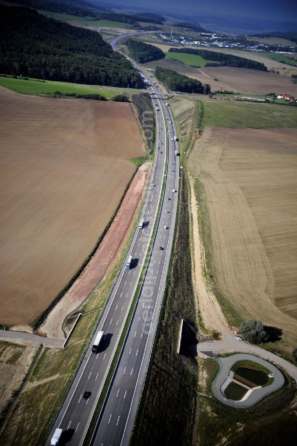 Aerial image Eisenach - Blick auf den Verlauf des Projekt Nordverlegung / Umfahrung Hörselberge der Autobahn E40 / A4 in Thüringen bei Eisenach. Durchgeführt werden die im Zuge dieses Projektes notwendigen Arbeiten unter an derem von den Mitarbeitern der Niederlassung Weimar der EUROVIA Verkehrsbau Union sowie der Niederlassungen Abbruch und Erdbau, Betonstraßenbau, Ingenieurbau und TECO Schallschutz der EUROVIA Beton sowie der DEGES.