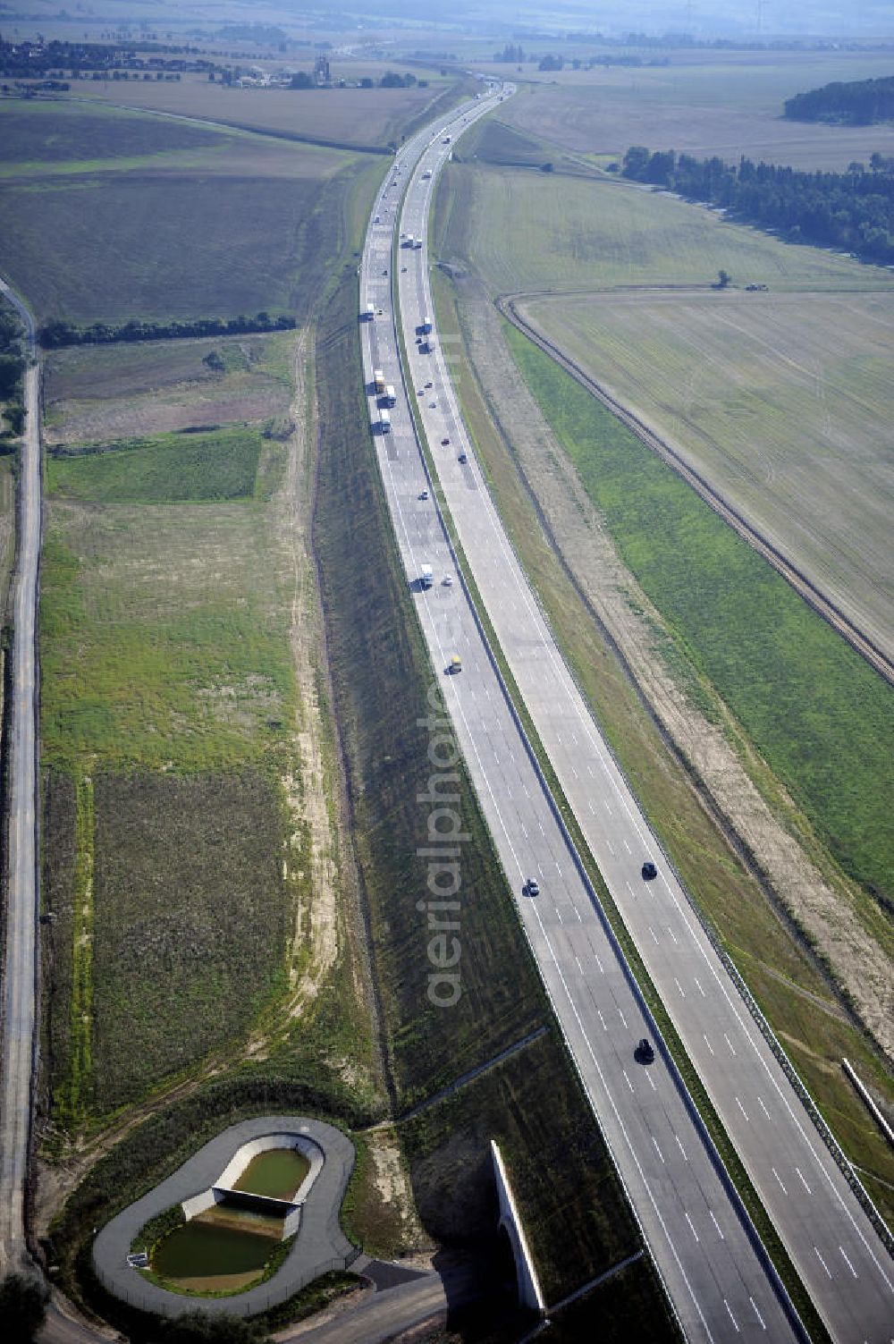 Aerial photograph Eisenach - Blick auf den Verlauf des Projekt Nordverlegung / Umfahrung Hörselberge der Autobahn E40 / A4 in Thüringen bei Eisenach. Durchgeführt werden die im Zuge dieses Projektes notwendigen Arbeiten unter an derem von den Mitarbeitern der Niederlassung Weimar der EUROVIA Verkehrsbau Union sowie der Niederlassungen Abbruch und Erdbau, Betonstraßenbau, Ingenieurbau und TECO Schallschutz der EUROVIA Beton sowie der DEGES.