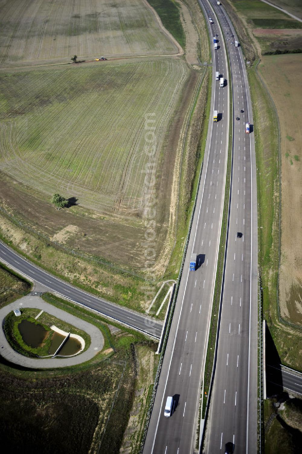 Aerial photograph Eisenach - Blick auf den Verlauf des Projekt Nordverlegung / Umfahrung Hörselberge der Autobahn E40 / A4 in Thüringen bei Eisenach. Durchgeführt werden die im Zuge dieses Projektes notwendigen Arbeiten unter an derem von den Mitarbeitern der Niederlassung Weimar der EUROVIA Verkehrsbau Union sowie der Niederlassungen Abbruch und Erdbau, Betonstraßenbau, Ingenieurbau und TECO Schallschutz der EUROVIA Beton sowie der DEGES.