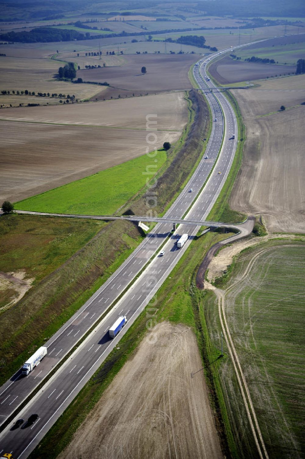 Aerial photograph Eisenach - Blick auf den Verlauf des Projekt Nordverlegung / Umfahrung Hörselberge der Autobahn E40 / A4 in Thüringen bei Eisenach. Durchgeführt werden die im Zuge dieses Projektes notwendigen Arbeiten unter an derem von den Mitarbeitern der Niederlassung Weimar der EUROVIA Verkehrsbau Union sowie der Niederlassungen Abbruch und Erdbau, Betonstraßenbau, Ingenieurbau und TECO Schallschutz der EUROVIA Beton sowie der DEGES.