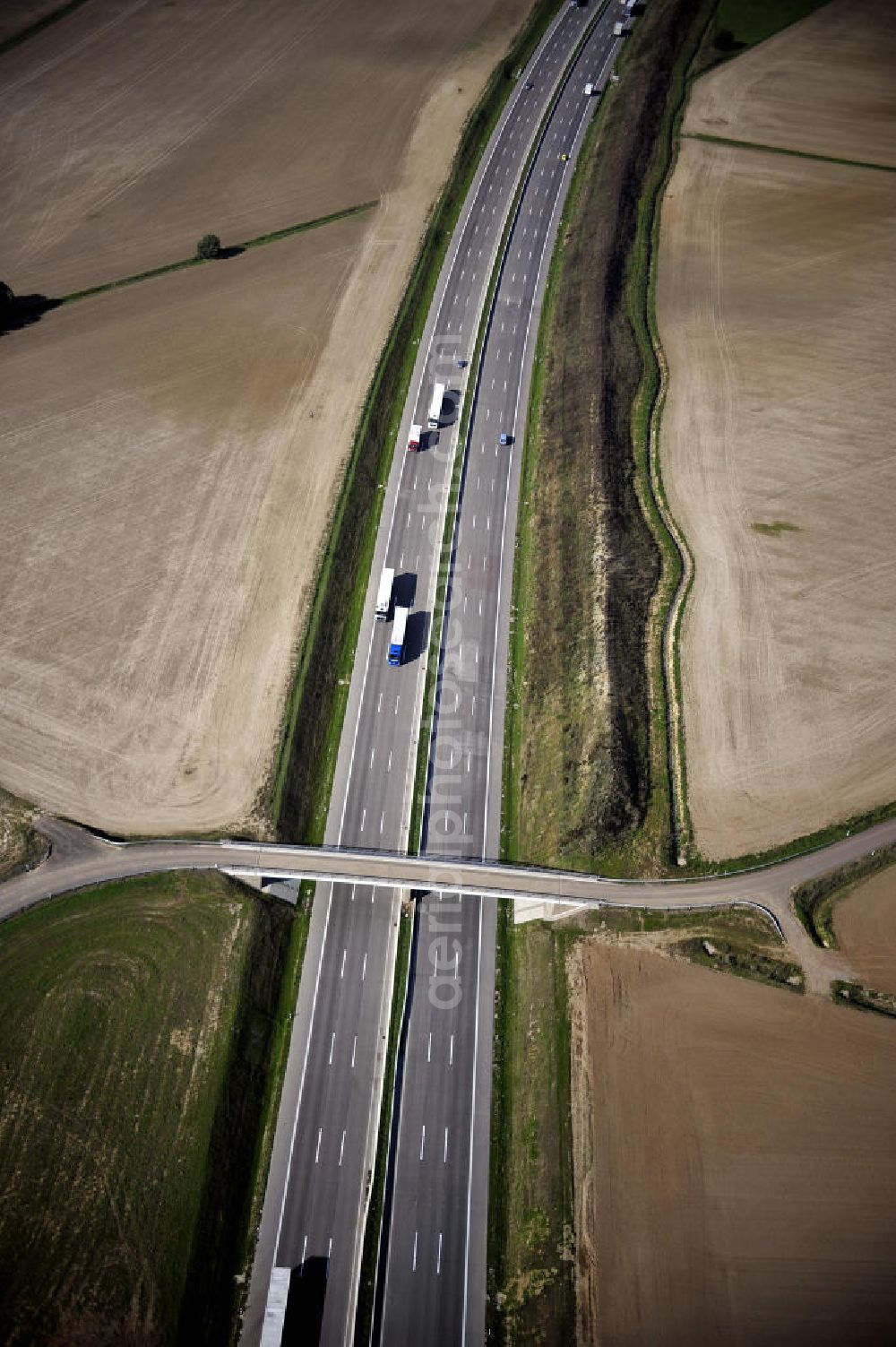 Eisenach from above - Blick auf den Verlauf des Projekt Nordverlegung / Umfahrung Hörselberge der Autobahn E40 / A4 in Thüringen bei Eisenach. Durchgeführt werden die im Zuge dieses Projektes notwendigen Arbeiten unter an derem von den Mitarbeitern der Niederlassung Weimar der EUROVIA Verkehrsbau Union sowie der Niederlassungen Abbruch und Erdbau, Betonstraßenbau, Ingenieurbau und TECO Schallschutz der EUROVIA Beton sowie der DEGES.