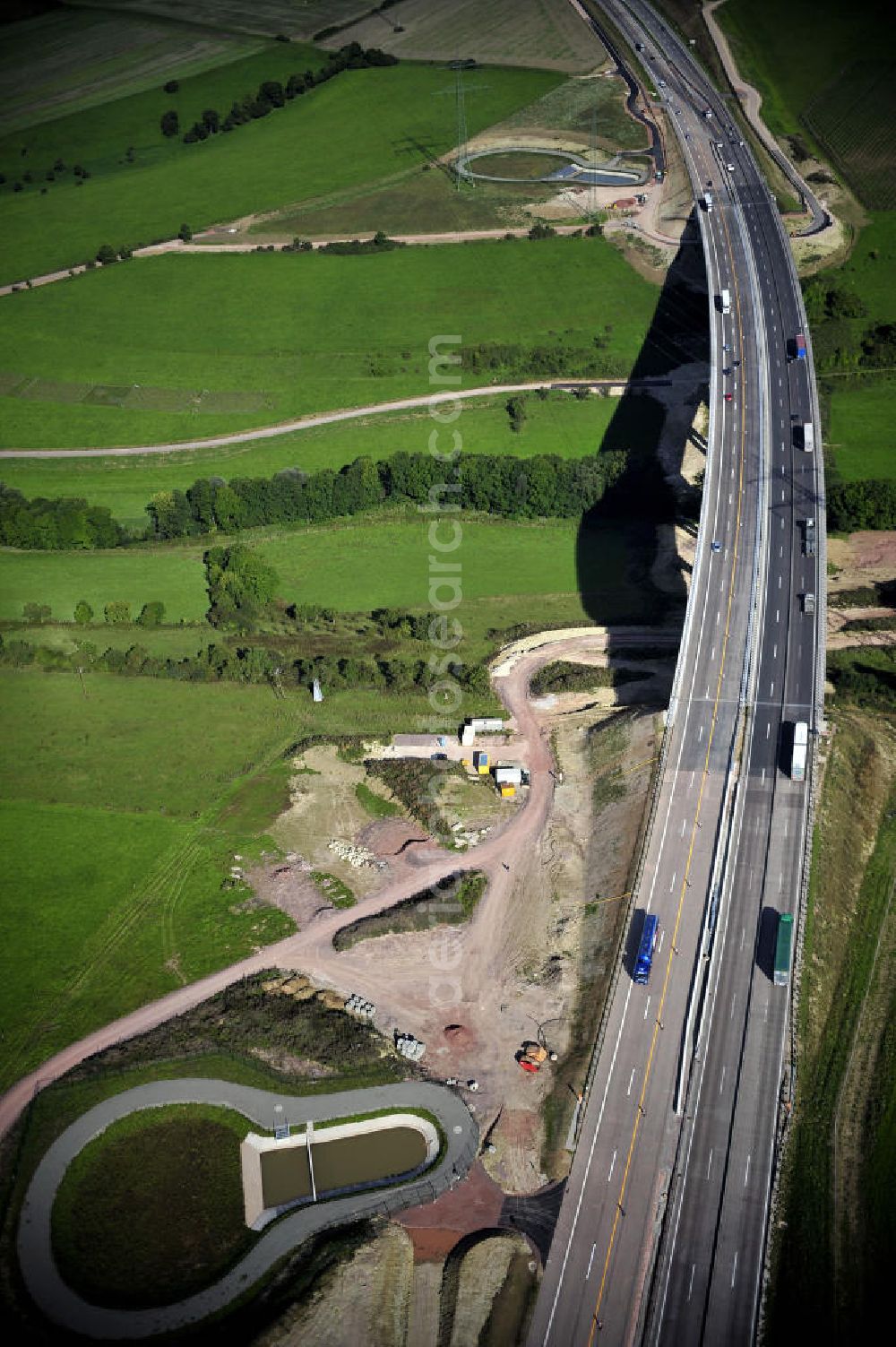 Aerial photograph Eisenach - Blick auf den Verlauf des Projekt Nordverlegung / Umfahrung Hörselberge der Autobahn E40 / A4 in Thüringen bei Eisenach. Durchgeführt werden die im Zuge dieses Projektes notwendigen Arbeiten unter an derem von den Mitarbeitern der Niederlassung Weimar der EUROVIA Verkehrsbau Union sowie der Niederlassungen Abbruch und Erdbau, Betonstraßenbau, Ingenieurbau und TECO Schallschutz der EUROVIA Beton sowie der DEGES.