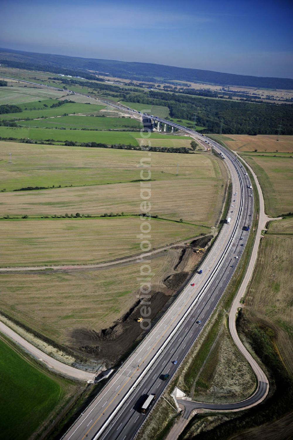 Aerial image Eisenach - Blick auf den Verlauf des Projekt Nordverlegung / Umfahrung Hörselberge der Autobahn E40 / A4 in Thüringen bei Eisenach. Durchgeführt werden die im Zuge dieses Projektes notwendigen Arbeiten unter an derem von den Mitarbeitern der Niederlassung Weimar der EUROVIA Verkehrsbau Union sowie der Niederlassungen Abbruch und Erdbau, Betonstraßenbau, Ingenieurbau und TECO Schallschutz der EUROVIA Beton sowie der DEGES.