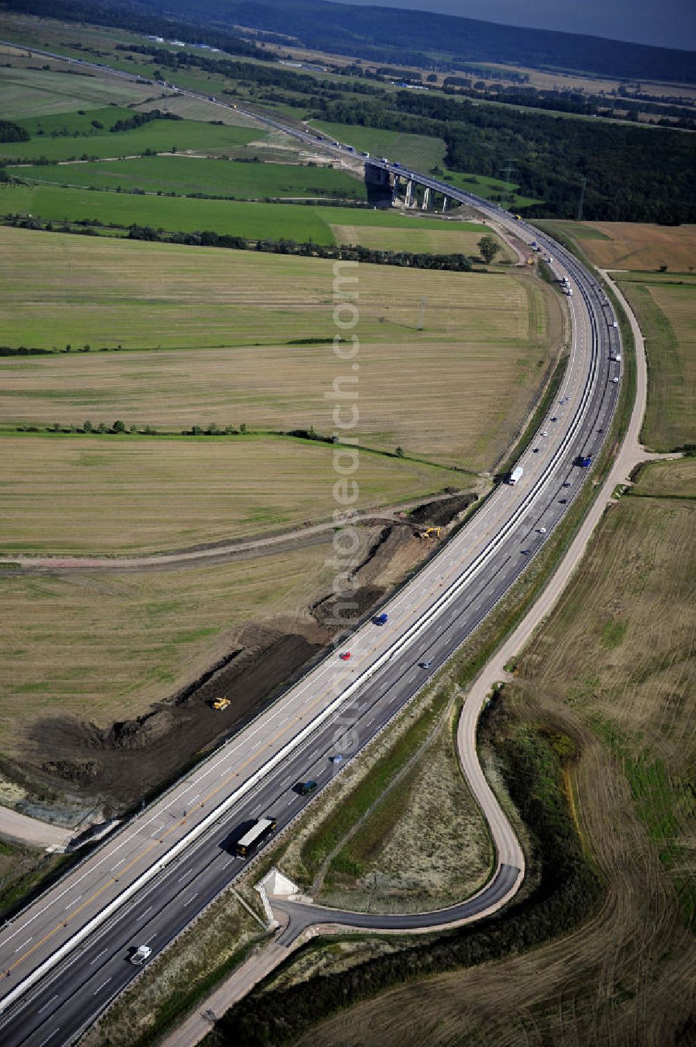 Aerial photograph Eisenach - Blick auf den Verlauf des Projekt Nordverlegung / Umfahrung Hörselberge der Autobahn E40 / A4 in Thüringen bei Eisenach. Durchgeführt werden die im Zuge dieses Projektes notwendigen Arbeiten unter an derem von den Mitarbeitern der Niederlassung Weimar der EUROVIA Verkehrsbau Union sowie der Niederlassungen Abbruch und Erdbau, Betonstraßenbau, Ingenieurbau und TECO Schallschutz der EUROVIA Beton sowie der DEGES.