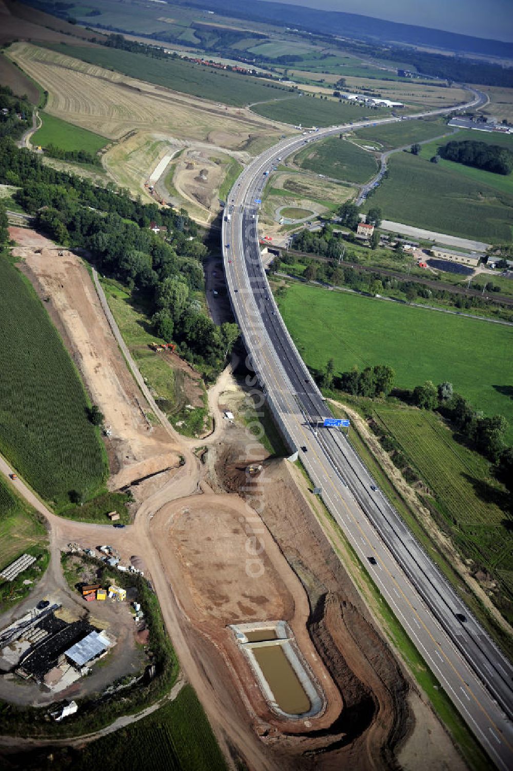 Aerial photograph Eisenach - Blick auf den Verlauf des Projekt Nordverlegung / Umfahrung Hörselberge der Autobahn E40 / A4 in Thüringen bei Eisenach. Durchgeführt werden die im Zuge dieses Projektes notwendigen Arbeiten unter an derem von den Mitarbeitern der Niederlassung Weimar der EUROVIA Verkehrsbau Union sowie der Niederlassungen Abbruch und Erdbau, Betonstraßenbau, Ingenieurbau und TECO Schallschutz der EUROVIA Beton sowie der DEGES.