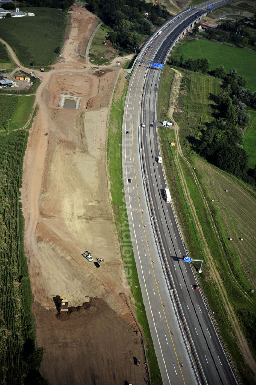 Eisenach from the bird's eye view: Blick auf den Verlauf des Projekt Nordverlegung / Umfahrung Hörselberge der Autobahn E40 / A4 in Thüringen bei Eisenach. Durchgeführt werden die im Zuge dieses Projektes notwendigen Arbeiten unter an derem von den Mitarbeitern der Niederlassung Weimar der EUROVIA Verkehrsbau Union sowie der Niederlassungen Abbruch und Erdbau, Betonstraßenbau, Ingenieurbau und TECO Schallschutz der EUROVIA Beton sowie der DEGES.